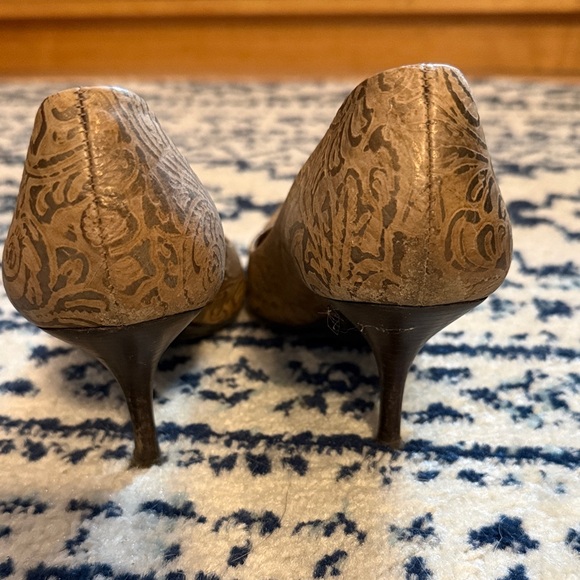 BCBG Elegant Gold Patterned Women's Heels 8.5 - Picture 4 of 5